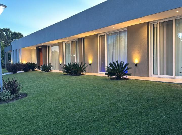 Casa · 475m² · 7 Ambientes · 4 Cocheras