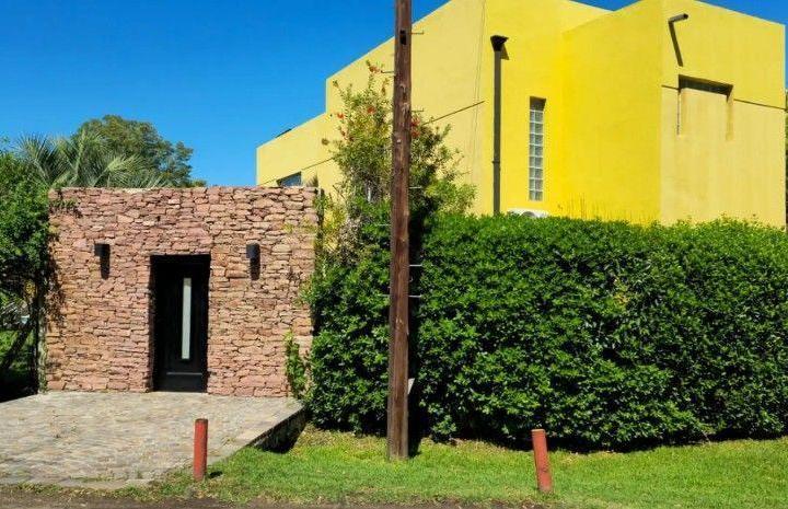 Casa · 300m² · 5 Ambientes · 4 Cocheras