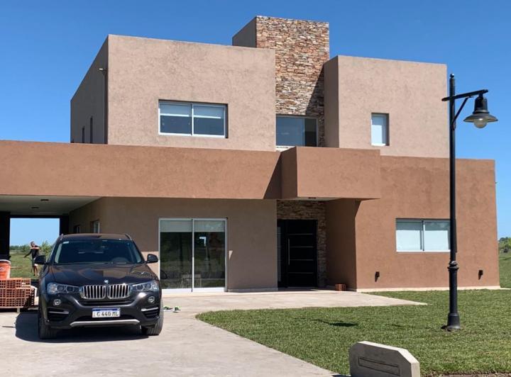 Casa · 285m² · 7 Ambientes · 2 Cocheras