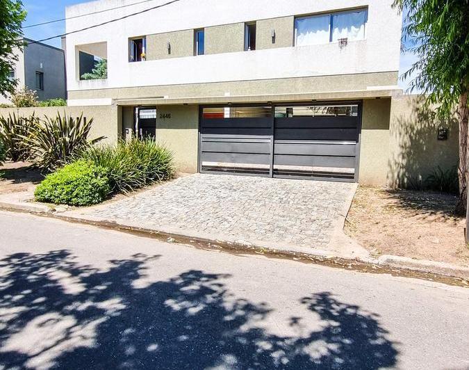 Casa · 300m² · 6 Ambientes · 4 Cocheras