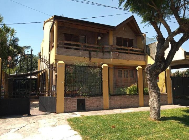 Casa · 400m² · 6 Ambientes · 3 Cocheras