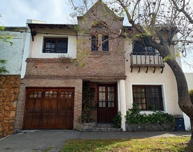 Casa · 200m² · 6 Ambientes · 1 Cochera