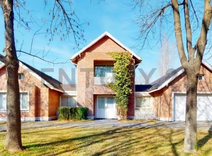 Casa · 310m² · 6 Ambientes · 2 Cocheras