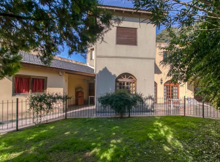 Casa · 250m² · 8 Ambientes · 2 Cocheras