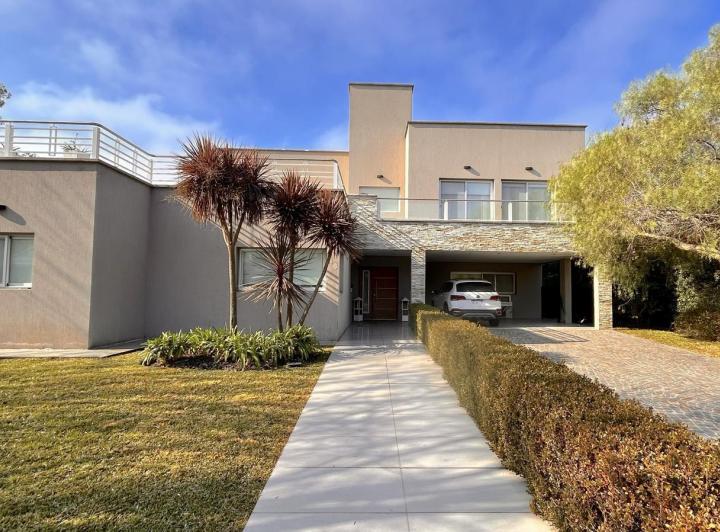 Casa · 780m² · 6 Ambientes · 2 Cocheras