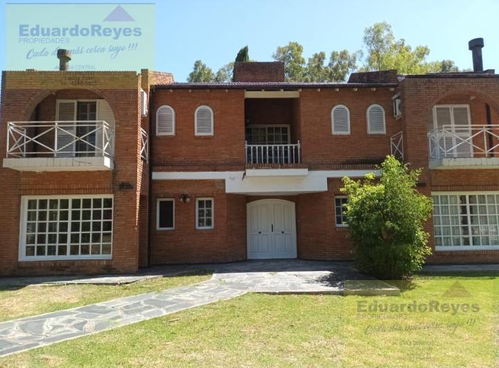 Casa · 300m² · 8 Ambientes · 4 Cocheras