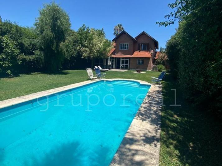 Casa · 250m² · 8 Ambientes · 1 Cochera
