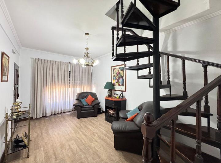 Casa · 140m² · 5 Ambientes · 2 Cocheras