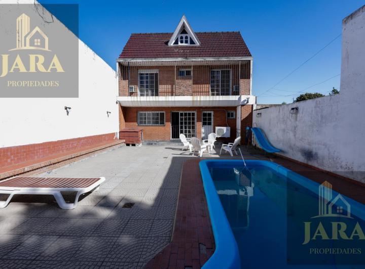 Casa · 210m² · 5 Ambientes · 1 Cochera