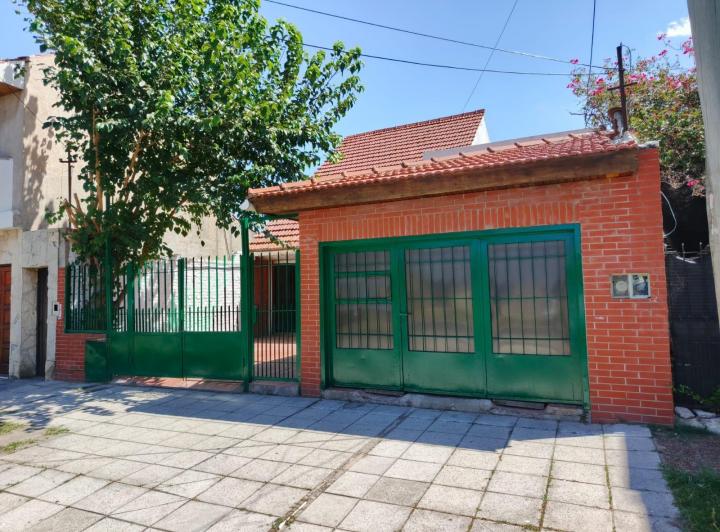Casa · 220m² · 5 Ambientes · 2 Cocheras