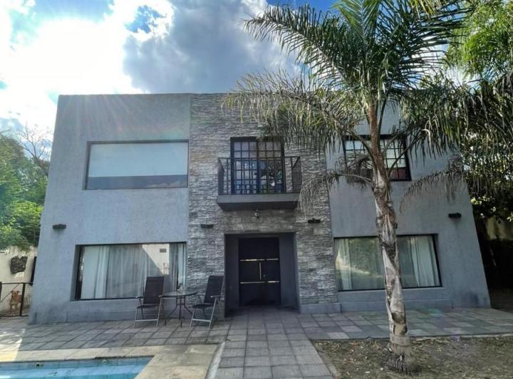 Casa · 230m² · 5 Ambientes · 3 Cocheras