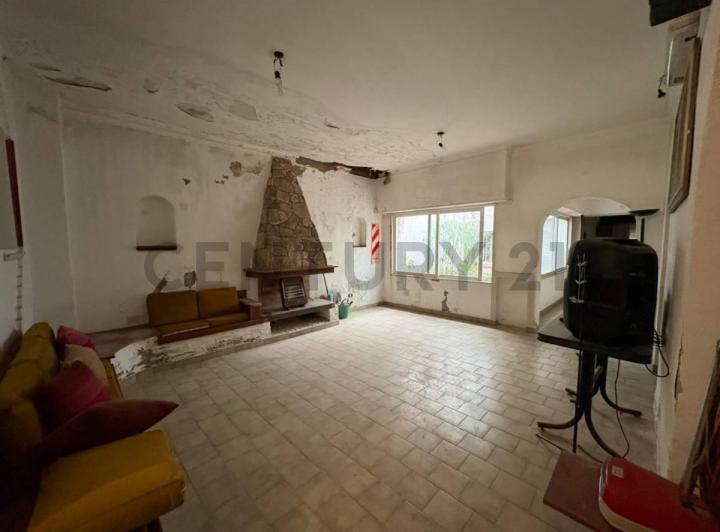Casa · 230m² · 6 Ambientes · 1 Cochera