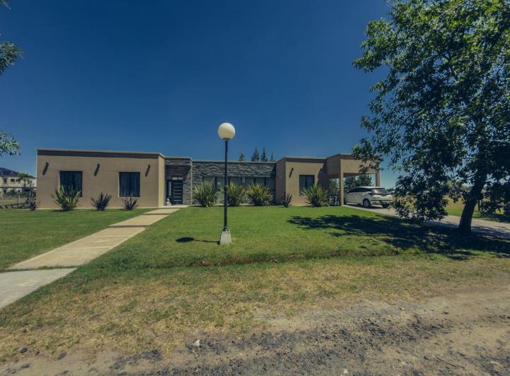 Casa · 1725m² · 5 Ambientes · 2 Cocheras