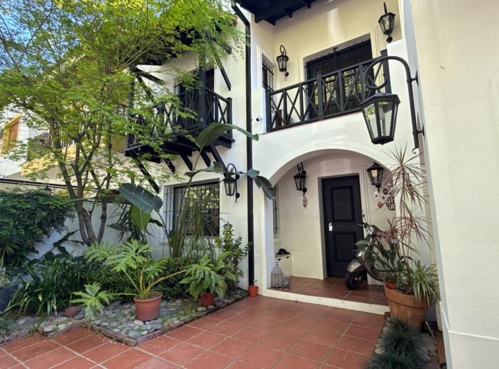 Casa · 320m² · 5 Ambientes · 2 Cocheras