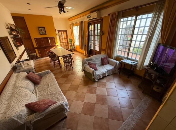 Casa · 210m² · 5 Ambientes · 1 Cochera
