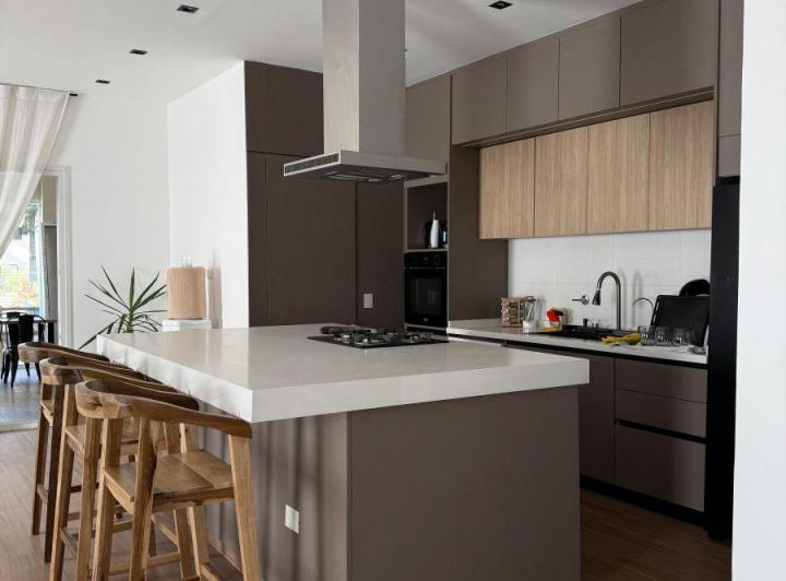 Casa · 250m² · 6 Ambientes · 2 Cocheras