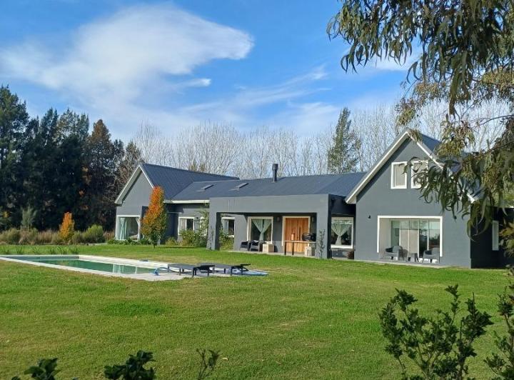 Casa · 300m² · 6 Ambientes · 2 Cocheras
