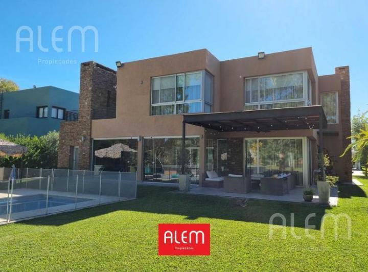 Casa · 570m² · 8 Ambientes · 2 Cocheras