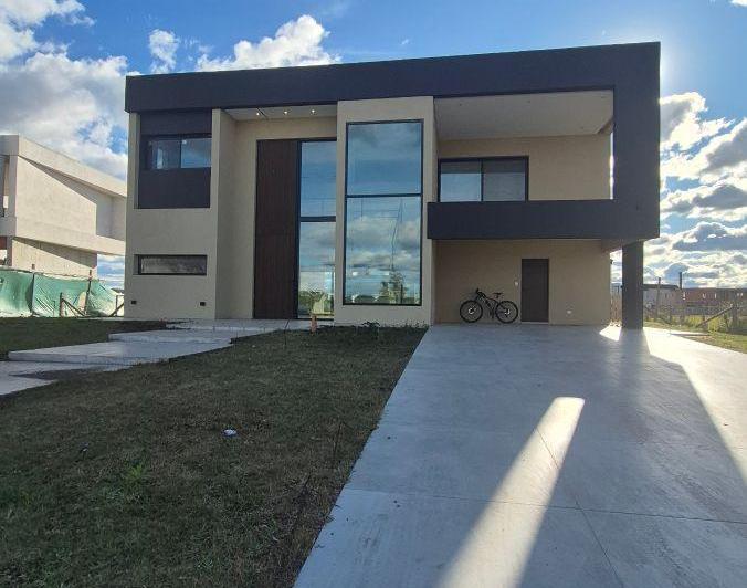 Casa · 269m² · 5 Ambientes · 1 Cochera