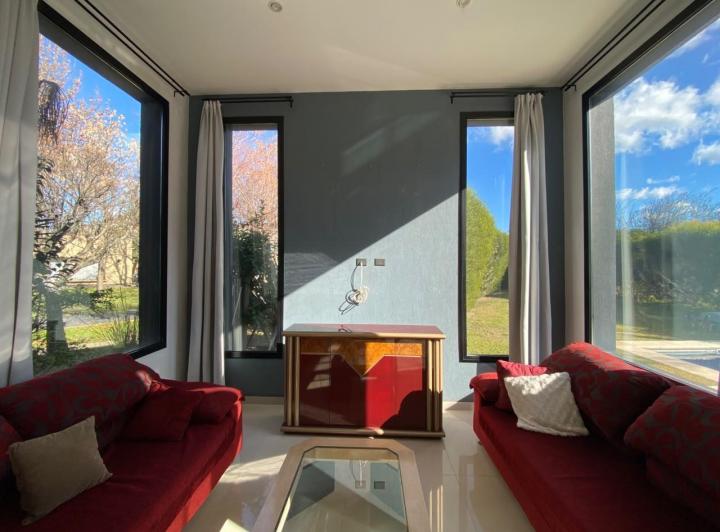Casa · 297m² · 6 Ambientes · 2 Cocheras