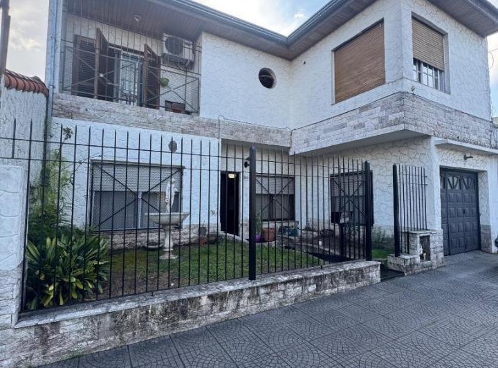 Casa · 200m² · 6 Ambientes · 1 Cochera