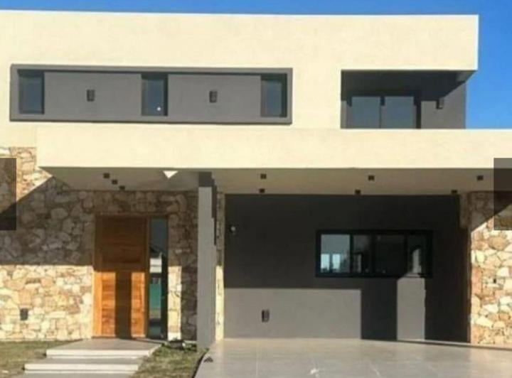 Casa · 210m² · 5 Ambientes · 1 Cochera