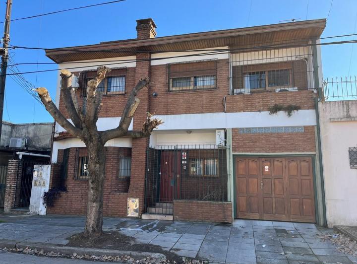Casa · 245m² · 5 Ambientes · 2 Cocheras