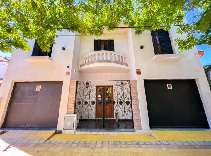 Casa · 220m² · 6 Ambientes · 3 Cocheras