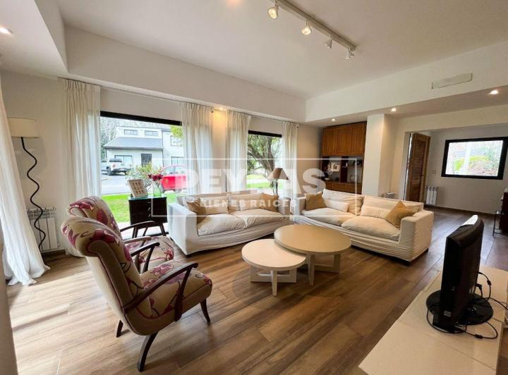 Casa · 160m² · 6 Ambientes · 2 Cocheras