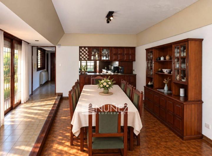 Casa · 210m² · 5 Ambientes · 2 Cocheras