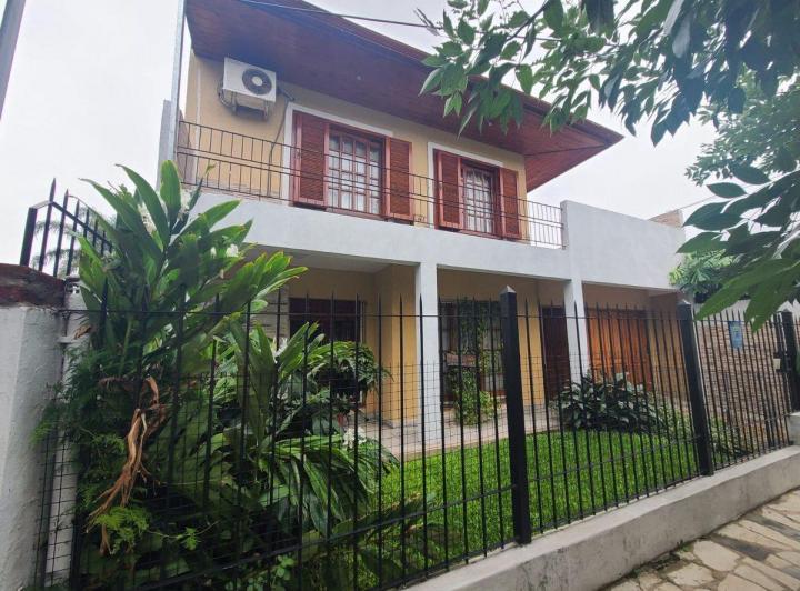Casa · 200m² · 6 Ambientes · 2 Cocheras