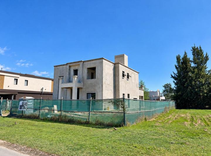 Casa · 254m² · 6 Ambientes · 3 Cocheras