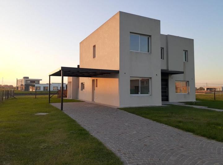 Casa · 210m² · 5 Ambientes · 1 Cochera