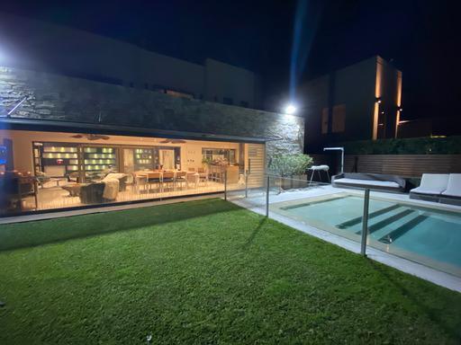 Casa · 400m² · 6 Ambientes · 2 Cocheras