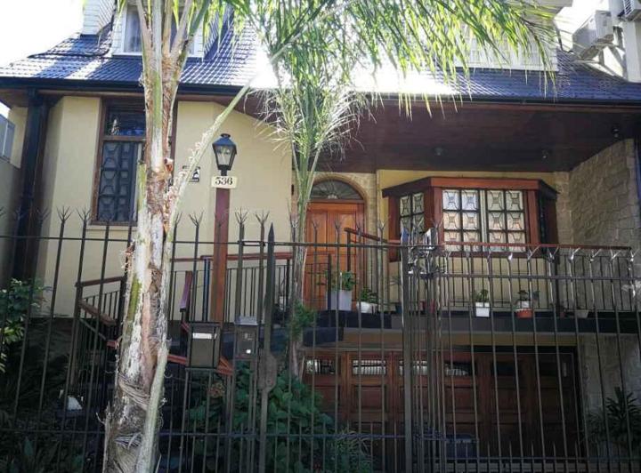 Casa · 330m² · 6 Ambientes · 1 Cochera