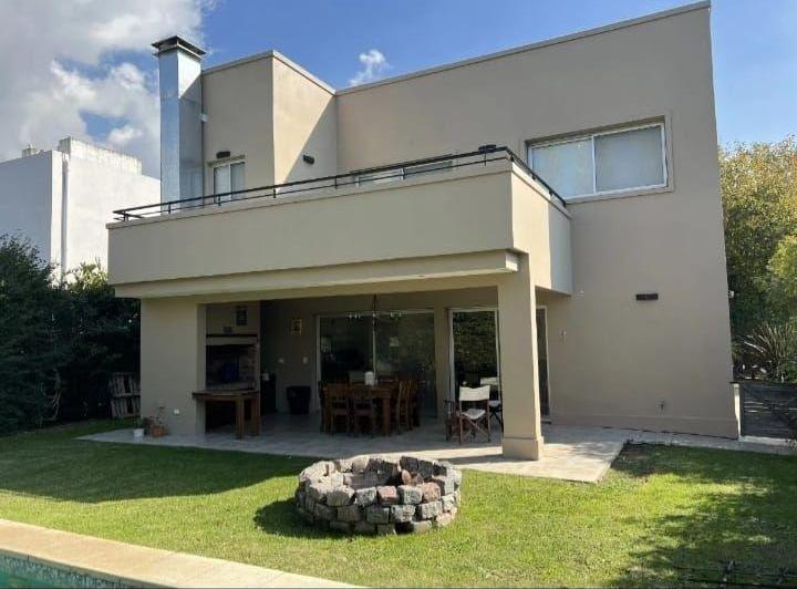 Casa · 240m² · 5 Ambientes · 3 Cocheras
