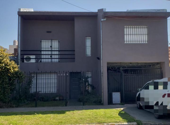 Casa · 300m² · 6 Ambientes · 2 Cocheras