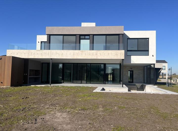 Casa · 1183m² · 6 Ambientes · 3 Cocheras