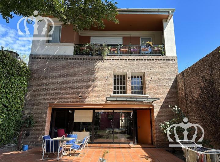 Casa · 213m² · 5 Ambientes · 2 Cocheras