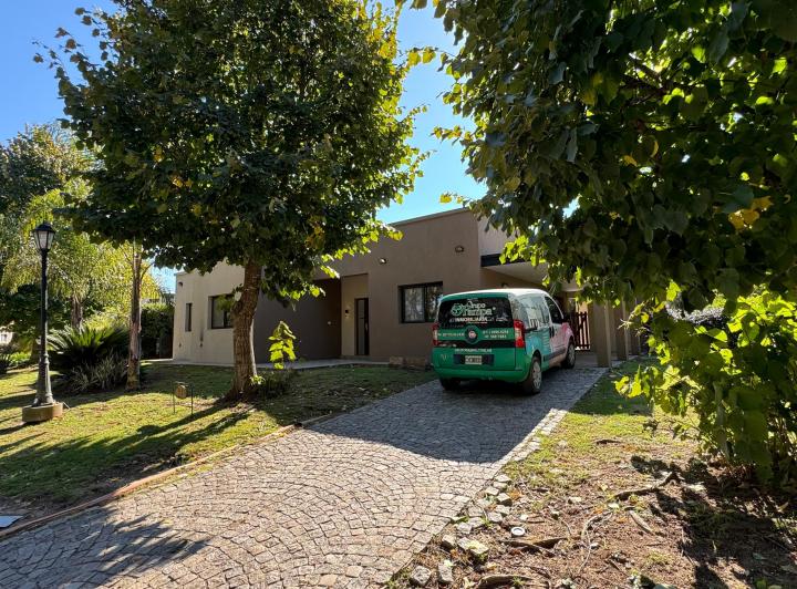 Casa · 200m² · 5 Ambientes · 1 Cochera