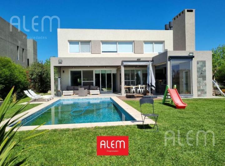 Casa · 290m² · 7 Ambientes · 2 Cocheras
