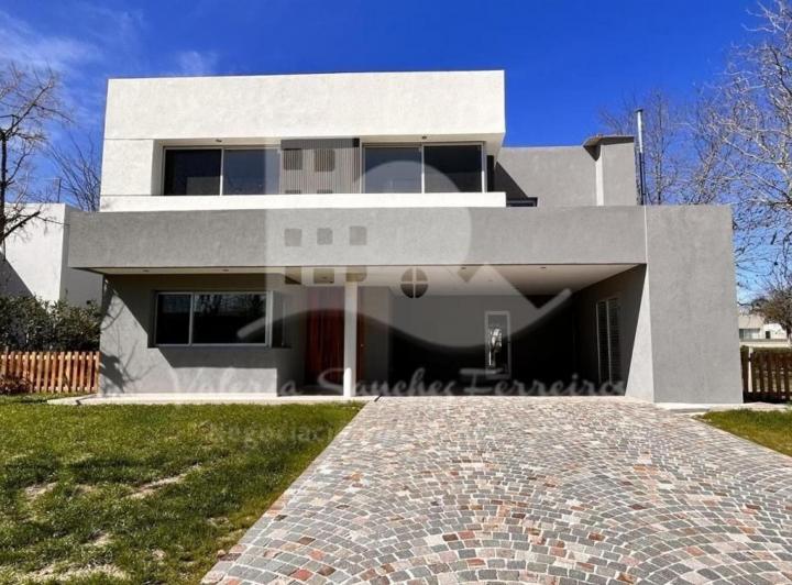 Casa · 210m² · 6 Ambientes