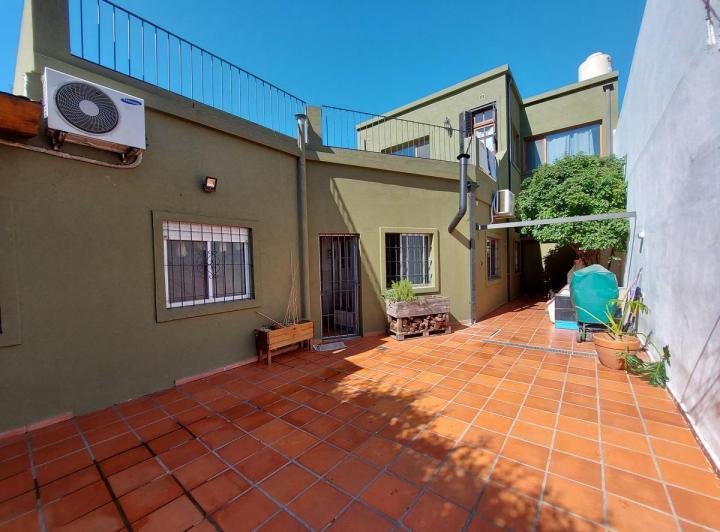Casa · 240m² · 6 Ambientes · 2 Cocheras