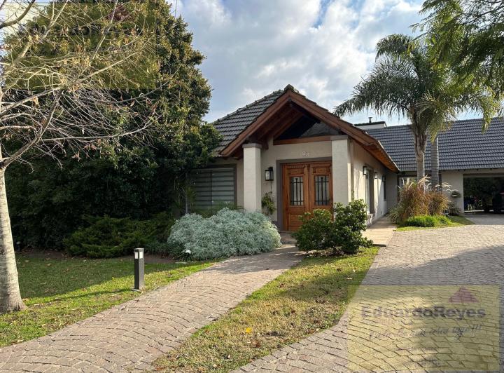 Casa · 400m² · 6 Ambientes · 4 Cocheras