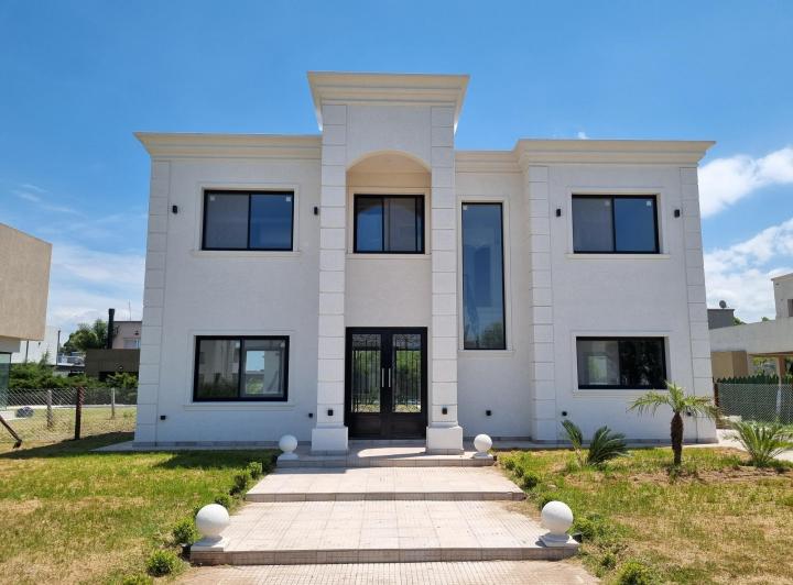 Casa · 250m² · 5 Ambientes · 2 Cocheras