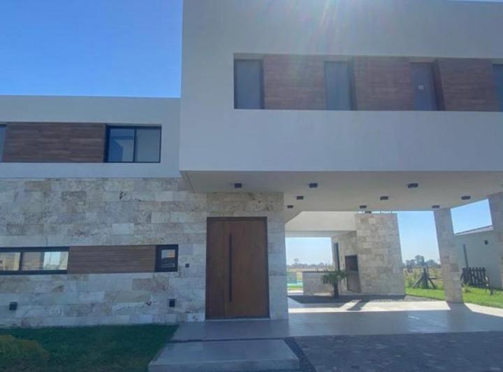 Casa · 181m² · 5 Ambientes · 2 Cocheras