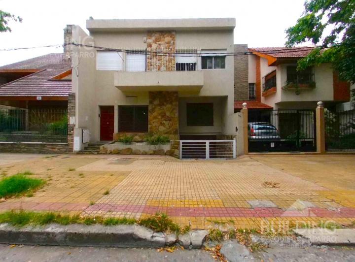 Casa · 200m² · 9 Ambientes · 1 Cochera