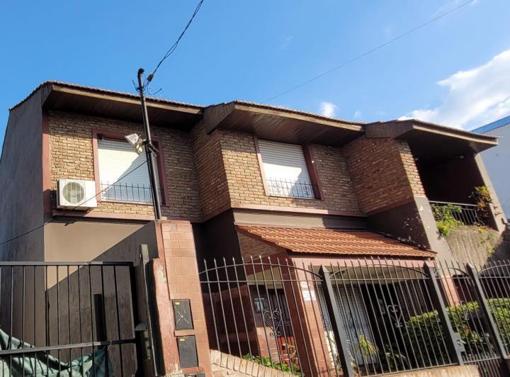 Casa · 220m² · 8 Ambientes · 2 Cocheras