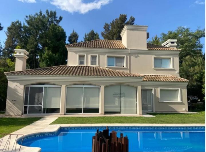 Casa · 225m² · 5 Ambientes · 2 Cocheras