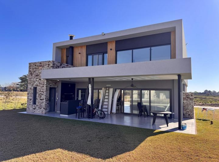Casa · 210m² · 5 Ambientes · 2 Cocheras